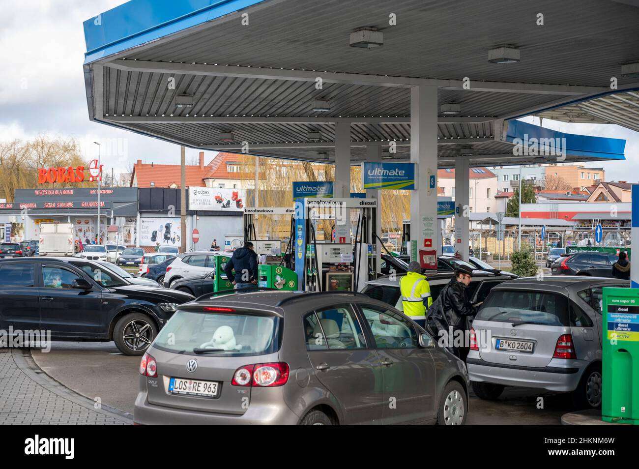 Slubice, Poland. 05th Feb, 2022. Cars parked at a gas station. Due to a reduction in VAT on food and fuel from 23 to 8 percent, filling up with gas in Poland is significantly cheaper than in Germany. Credit: Christophe Gateau/dpa/Alamy Live News Stock Photo