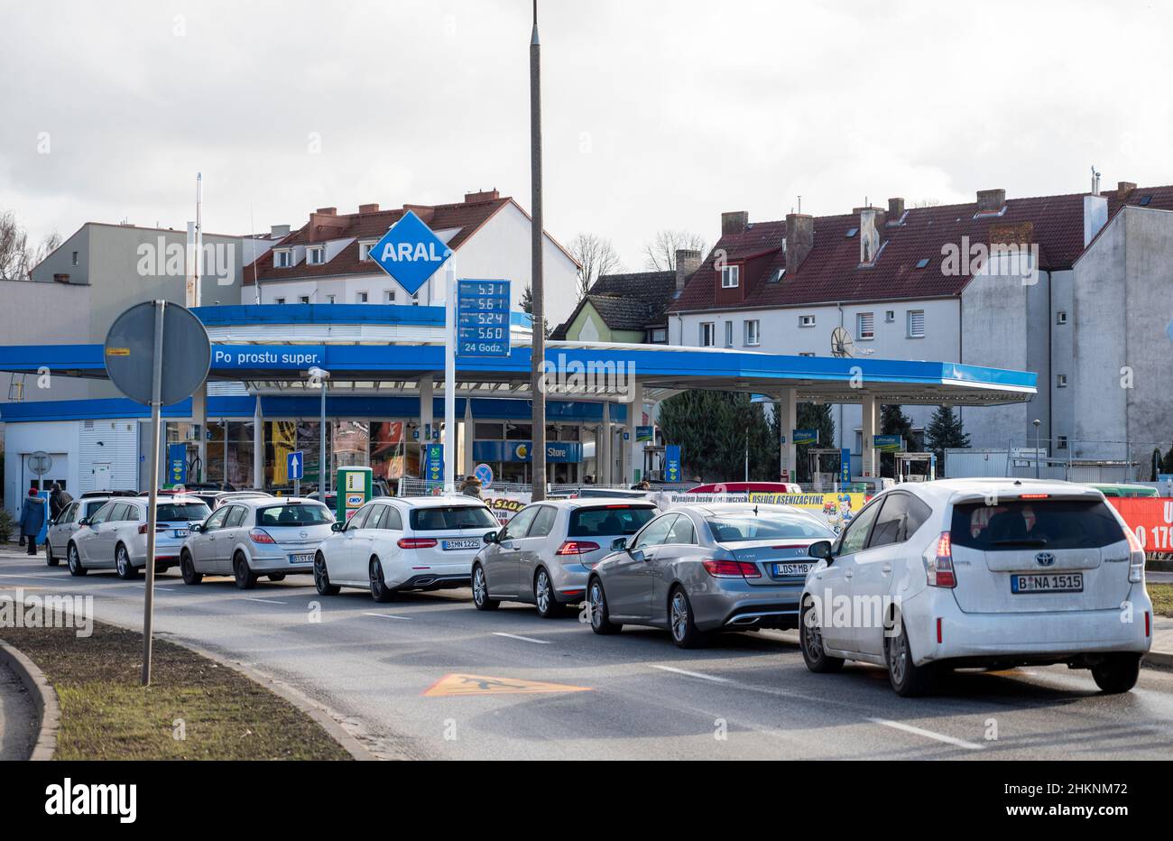 Slubice, Poland. 05th Feb, 2022. Cars waiting in line at a gas station. Due to a reduction in VAT on food and fuel from 23 to 8 percent, filling up with gas in Poland is significantly cheaper than in Germany. Credit: Christophe Gateau/dpa/Alamy Live News Stock Photo