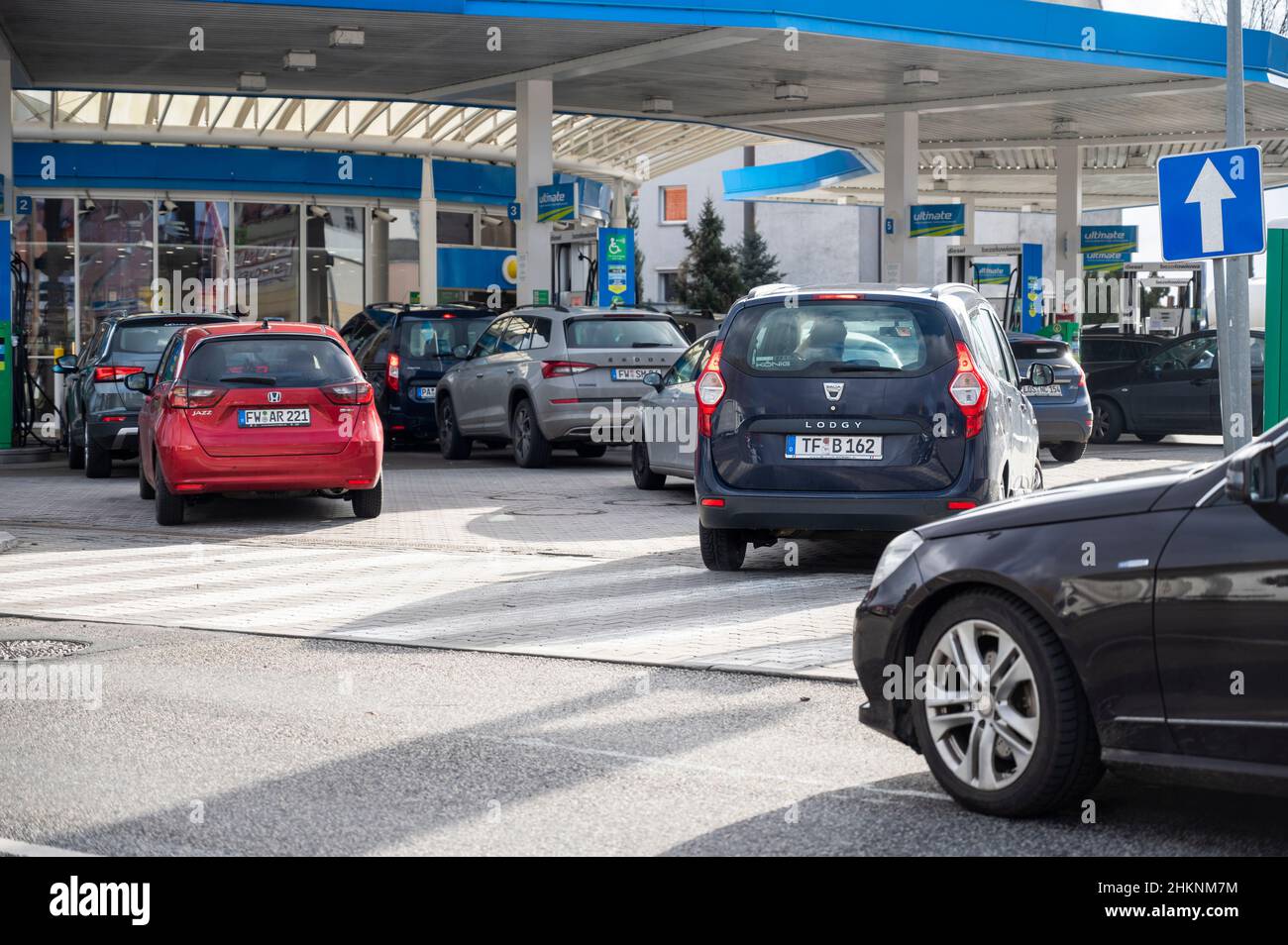 Slubice, Poland. 05th Feb, 2022. Cars waiting in line at a gas station. Due to a reduction in VAT on food and fuel from 23 to 8 percent, filling up with gas in Poland is significantly cheaper than in Germany. Credit: Christophe Gateau/dpa/Alamy Live News Stock Photo