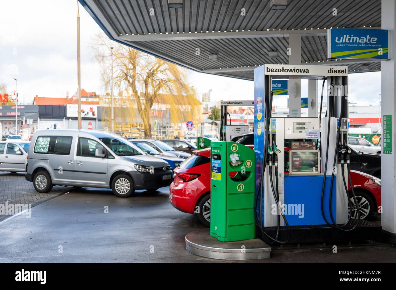 Slubice, Poland. 05th Feb, 2022. Cars parked at a gas station. Due to a reduction in VAT on food and fuel from 23 to 8 percent, filling up with gas in Poland is significantly cheaper than in Germany. Credit: Christophe Gateau/dpa/Alamy Live News Stock Photo