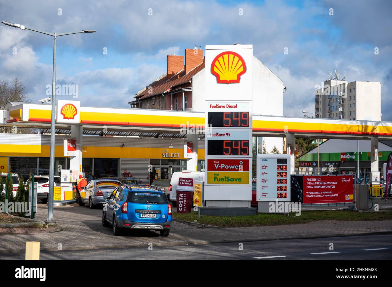 Slubice, Poland. 05th Feb, 2022. Cars waiting in line at a gas station. Due to a reduction in VAT on food and fuel from 23 to 8 percent, filling up with gas in Poland is significantly cheaper than in Germany. Credit: Christophe Gateau/dpa/Alamy Live News Stock Photo