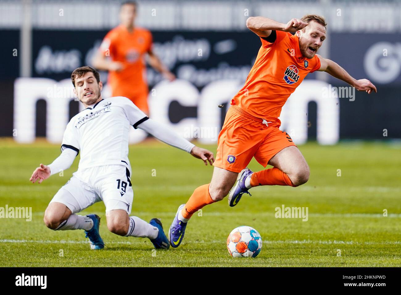 Sandhausen, Germany. 05th Feb, 2022. Soccer: 2. Bundesliga, SV Sandhausen - FC Erzgebirge Aue, Matchday 21, BWT-Stadion am Hardtwald. Sandhausen's Bashkim Ajdini (l) and Ben Zolinski of Erzgebirge Aue fight for the ball. Credit: Uwe Anspach/dpa - IMPORTANT NOTE: In accordance with the requirements of the DFL Deutsche Fußball Liga and the DFB Deutscher Fußball-Bund, it is prohibited to use or have used photographs taken in the stadium and/or of the match in the form of sequence pictures and/or video-like photo series./dpa/Alamy Live News Stock Photo