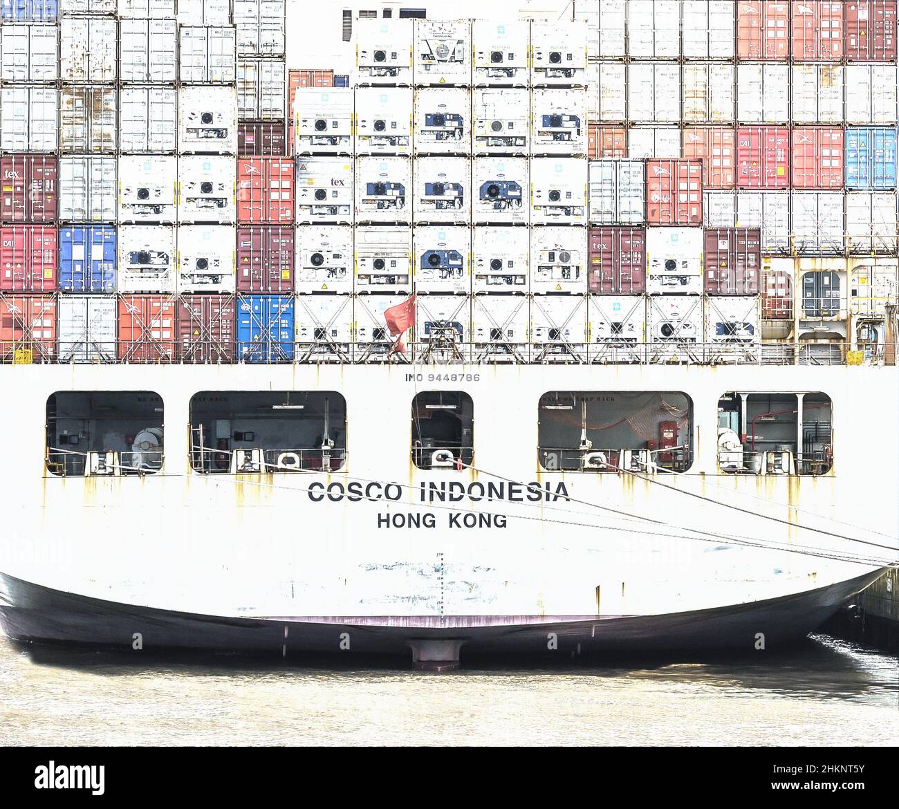 Rückseite eines voll beladenen Containerschiffs - farbreduzierte high-key-Aufnahme Stock Photo