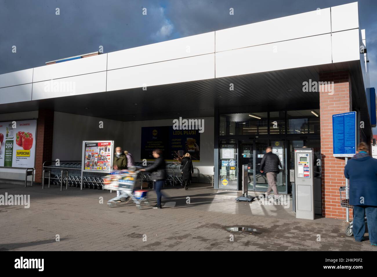 Slubice, Poland. 05th Feb, 2022. People go to a supermarket. Due to a reduction in VAT on food and fuel from 23 to 8 percent, food in Poland is sometimes significantly cheaper than in Germany. Credit: Christophe Gateau/dpa/Alamy Live News Stock Photo
