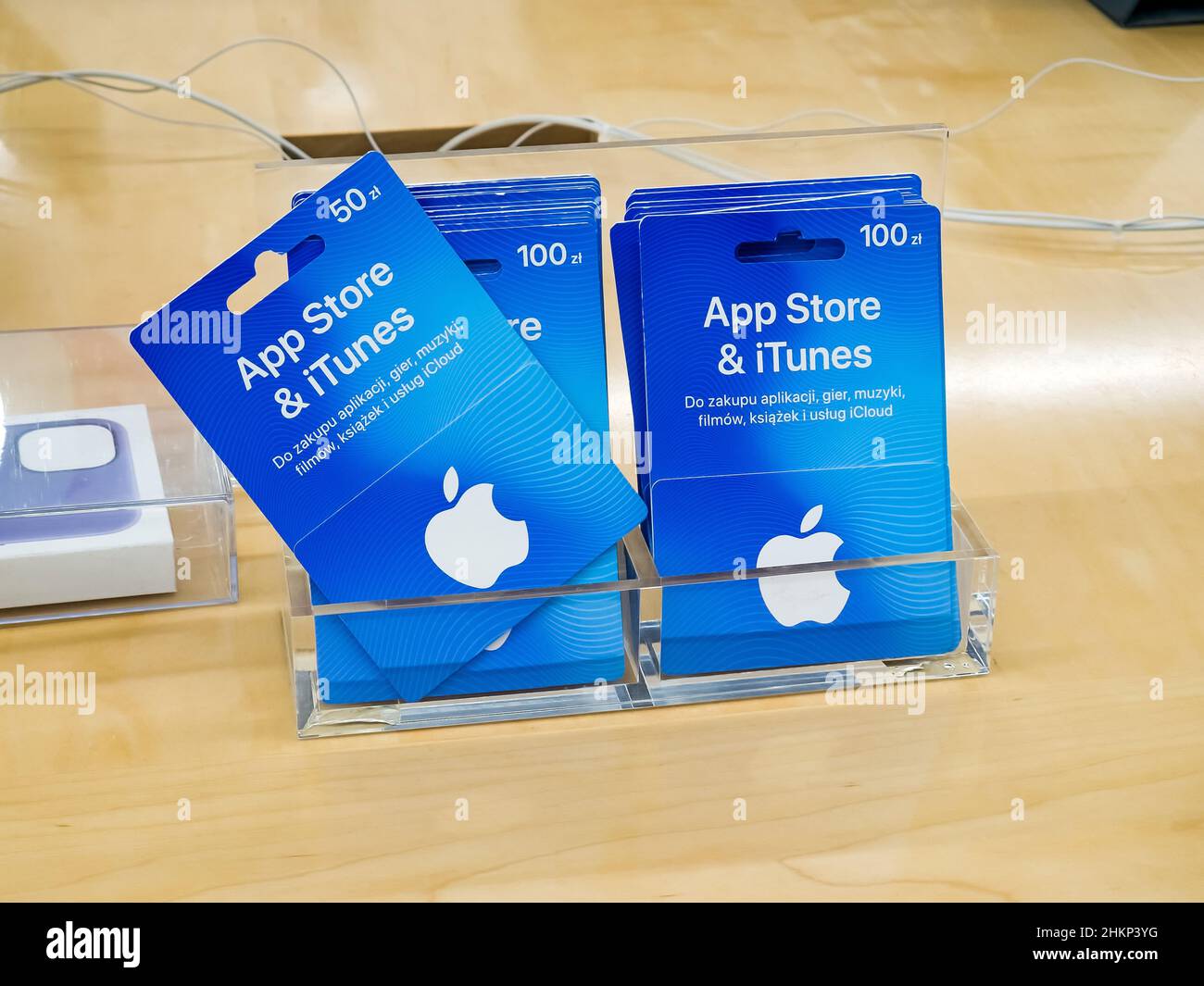 Apple store gift cards hi-res stock photography and images - Alamy