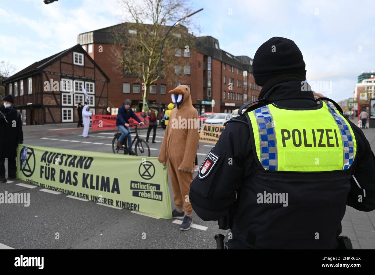 XR-Aktivisten blockieren erneut die Bergedorfer Straße. Genau vor einen Monat ist bei so einer Aktion an gleicher Stelle ein Auto durch die Straßenblo Stock Photo