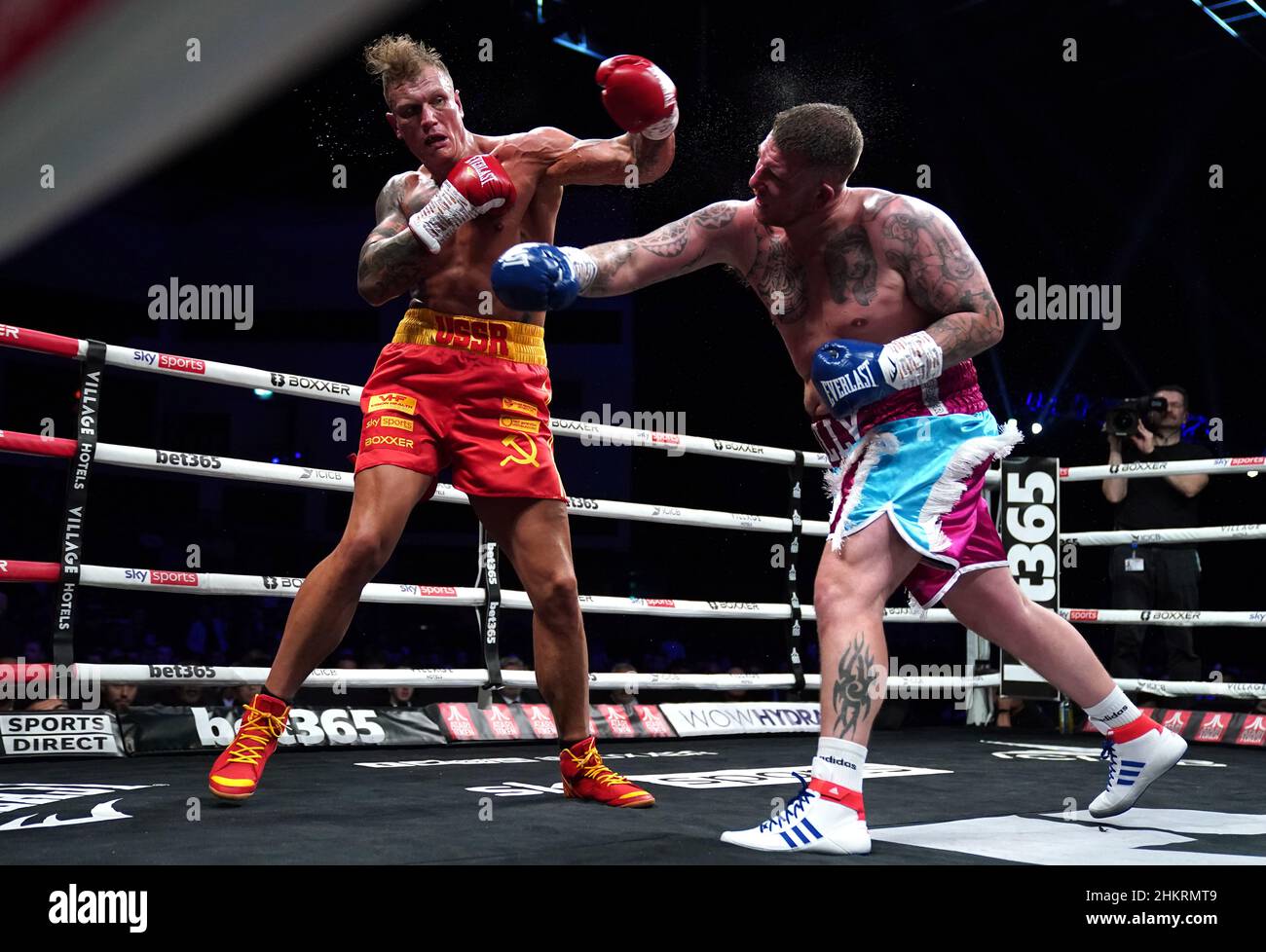 Steve Robinson (left) and Shane Gill in the heavyweight contest at the Motorpoint Arena Cardiff. Picture date: Saturday February 5, 2022. Stock Photo