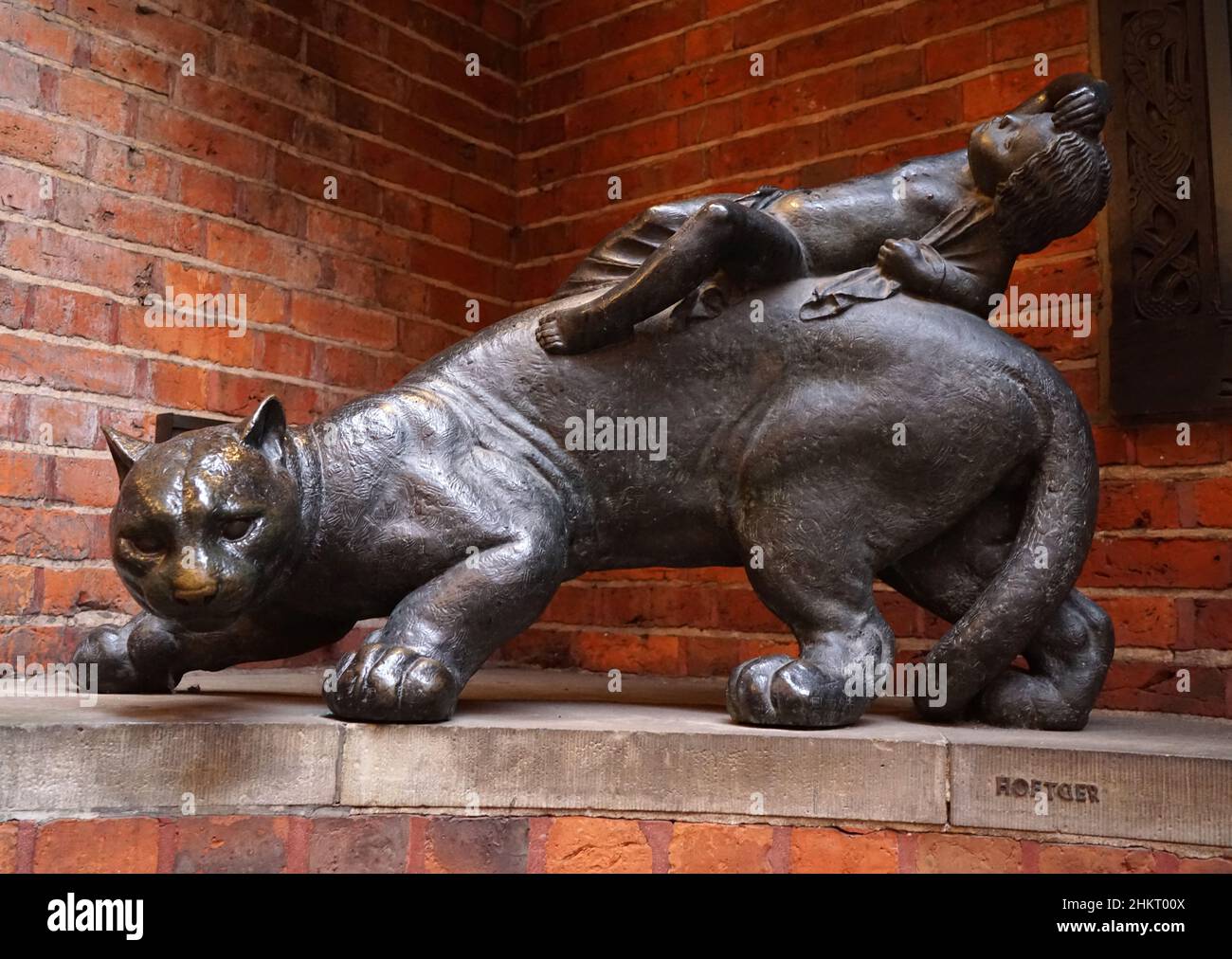Bremen, Germany - Jan 16 2022 Sculpture of Bernhard Hoetger in the Böttcherstrasse called 'Silver lion bearing the day' Stock Photo