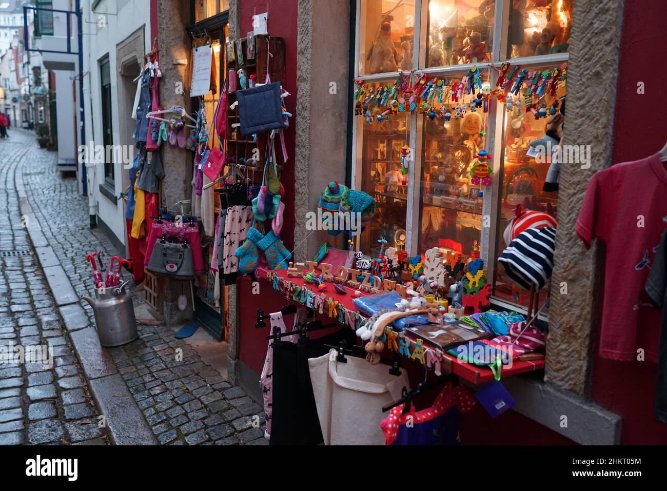 Page 6 - Clothes Shop Exterior High Resolution Stock Photography and Images  - Alamy