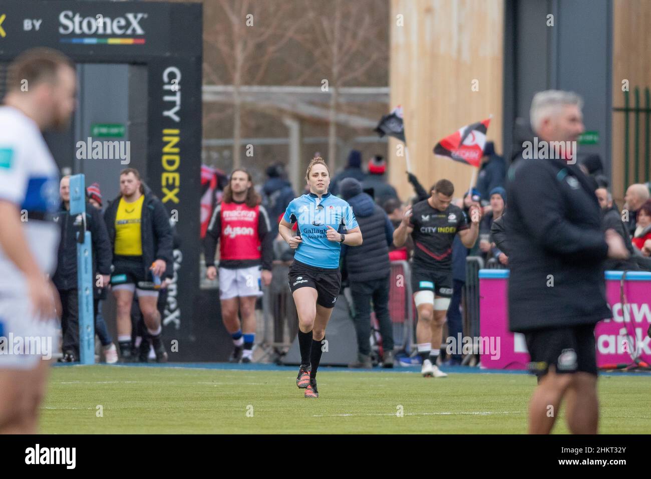 Barnet, United Kingdom. 05th Feb, 2022. Gallagher Premiership Rugby. Saracens V Bath Rugby. StoneX Stadium. Barnet. Referee Sara Cox runs onto the pitch before kick off during the Gallagher Premiership rugby match between Saracens and Bath Rugby. Credit: Sport In Pictures/Alamy Live News Stock Photo