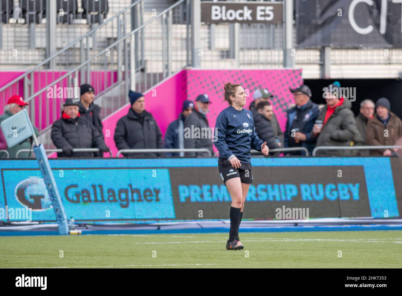 Barnet, United Kingdom. 05th Feb, 2022. Gallagher Premiership Rugby. Saracens V Bath Rugby. StoneX Stadium. Barnet. Referee Sara Cox warms up before kick off during the Gallagher Premiership rugby match between Saracens and Bath Rugby. Credit: Sport In Pictures/Alamy Live News Stock Photo