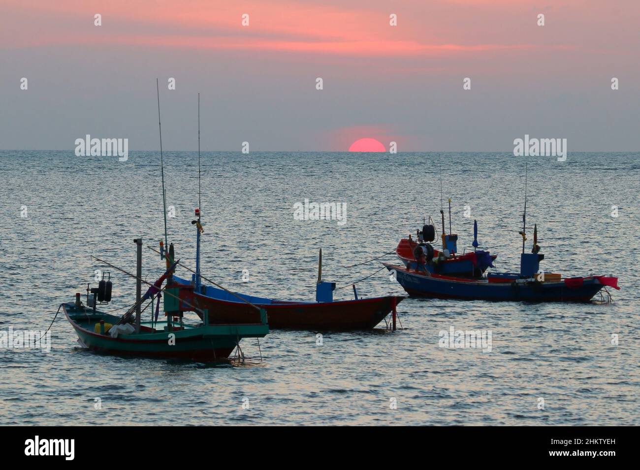 Beautiful sunset sea fishing boat hi-res stock photography and images ...
