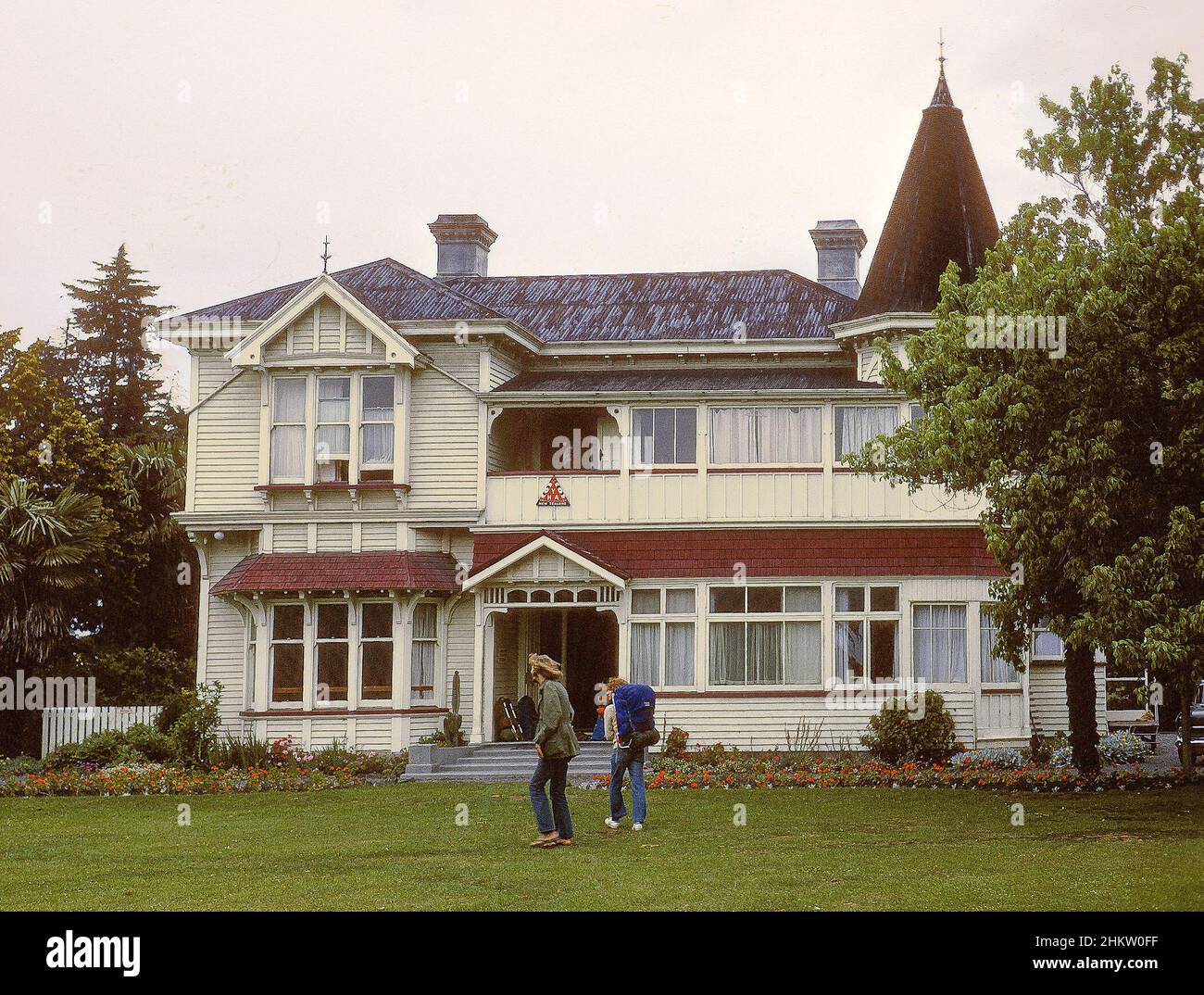 Young travellers arrive at Cora Wilding Youth Hostel, Avesbury Park, Christchurch, NZ (1972). The property is now an events venue. Stock Photo