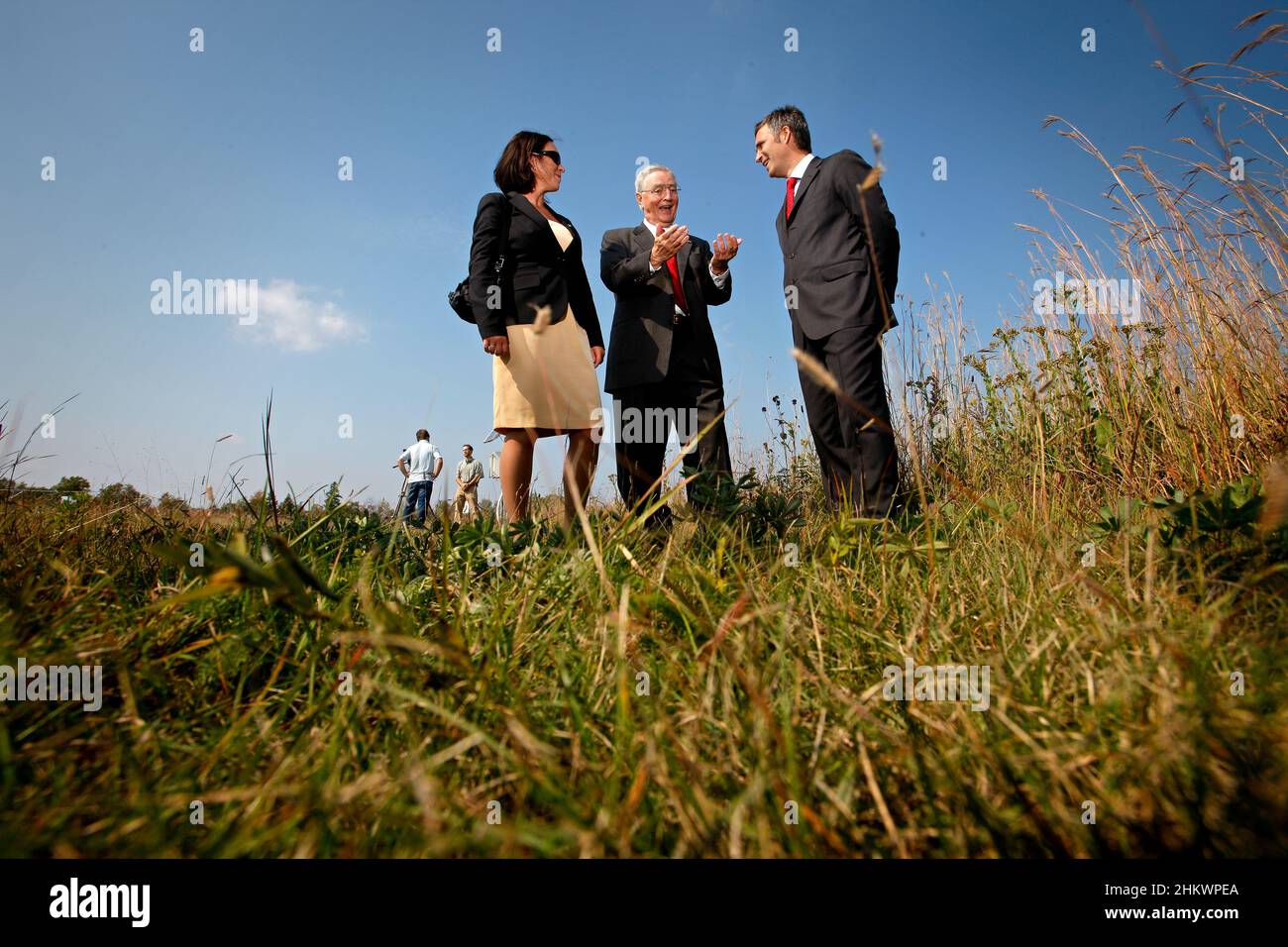 Cedar Creek, Minnesota, USA, 20080922:   Norwegian Prime Minister Jens Stoltenberg and his wife Ingrid Schulerud visiting the Cedar Creek Ecosystem Science Reserve together with former Vice President Walter Mondale, who is also the Norwegian Honorary Consul in Minnesota. The Science Reserve is a part of the University of Minnesota, and is spearheading research on how to utilize switch grass, prairegrass as bio fuel. The Norwegian Government is co-sponsoring the research. Photo: Orjan F. Ellingvag/ Dagbladet/ Corbis Stock Photo