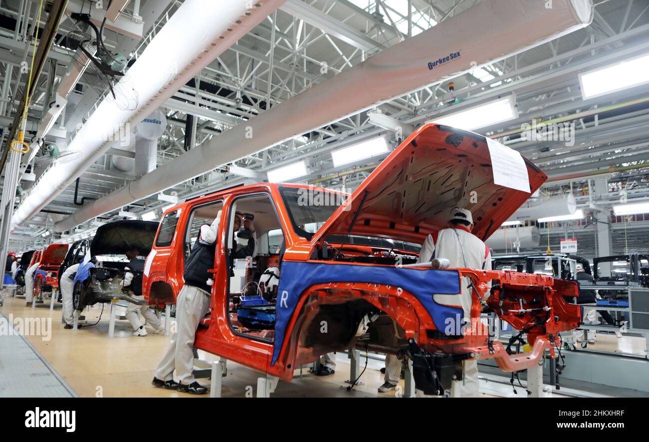 CHONGQING, CHINA - FEBRUARY 6, 2022 - Technicians install parts for a tank 300 at Great Wall Motor's final assembly workshop in Chongqing, China, Febr Stock Photo