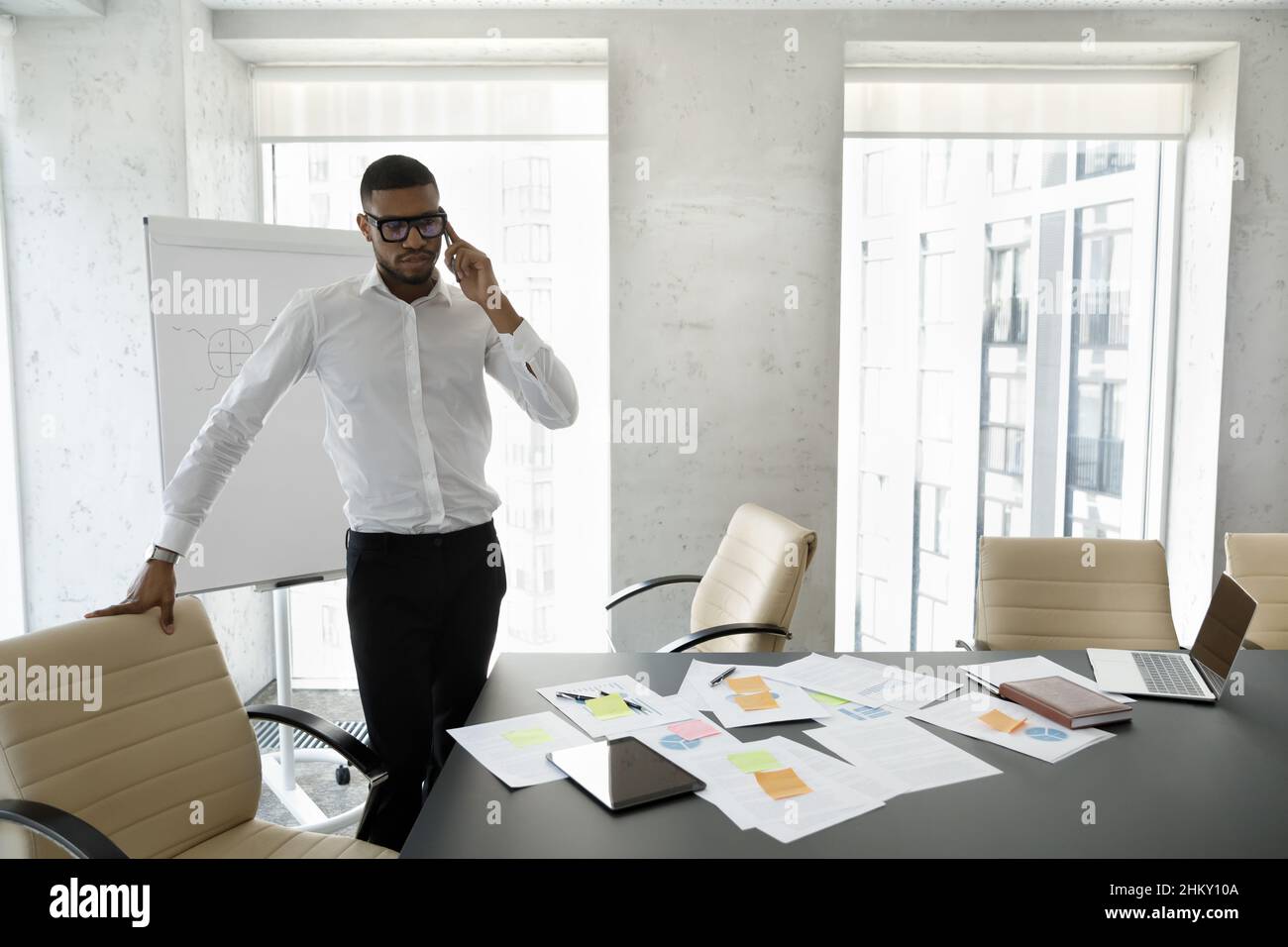 Black afro business hi-res stock photography and images - Alamy, image size:1300x956
