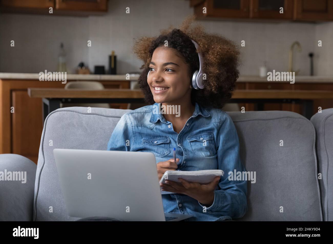 African girl headphones teen hi-res stock photography and images - Alamy