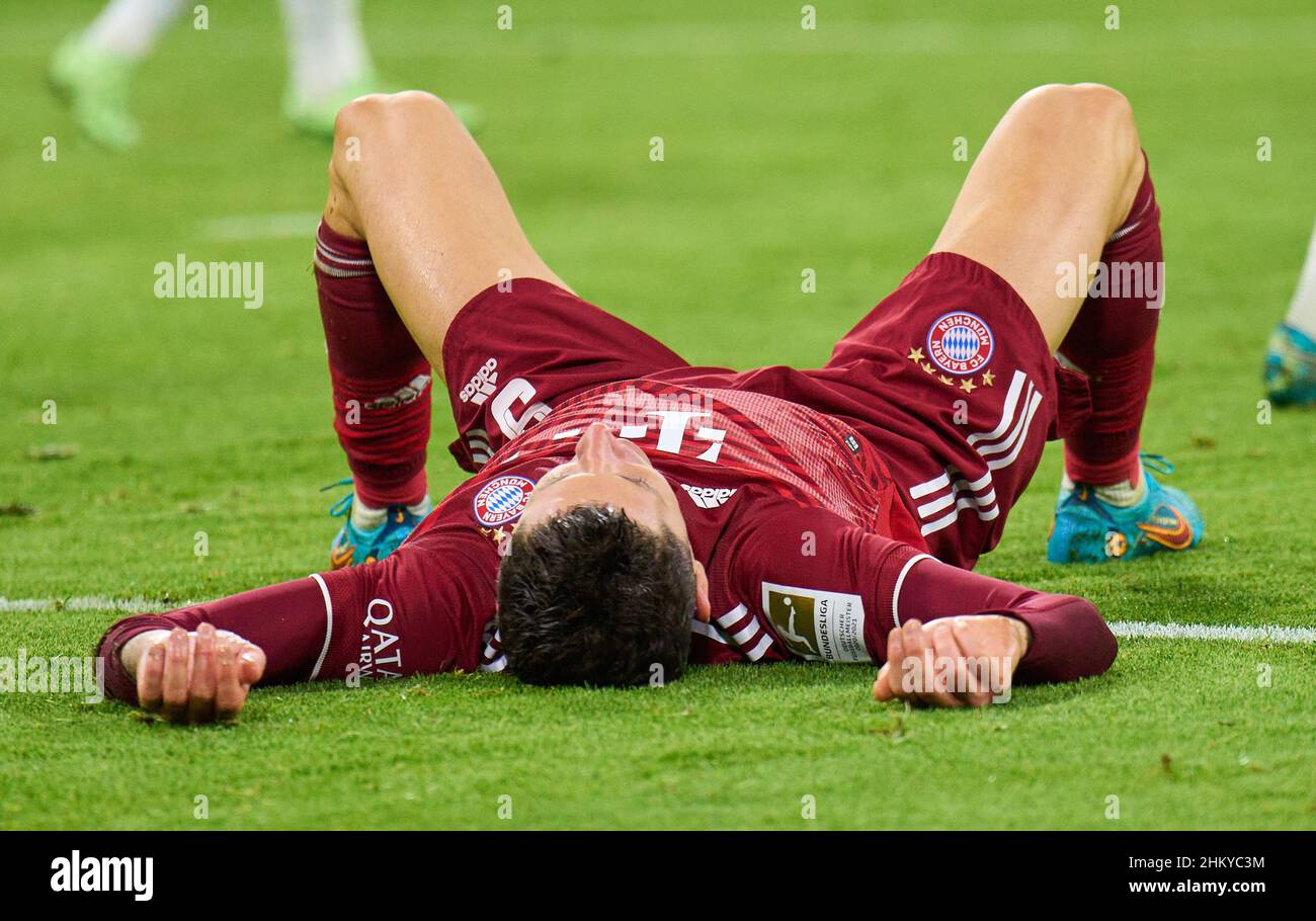 Robert LEWANDOWSKI, FCB 9 tired in the match FC BAYERN MÜNCHEN - RB LEIPZIG 1.German Football League on Feb 5, 2022 in Munich, Germany. Season 2021/2022, matchday 21, 1.Bundesliga, FCB, München, 21.Spieltag. FCB © Peter Schatz / Alamy Live News    - DFL REGULATIONS PROHIBIT ANY USE OF PHOTOGRAPHS as IMAGE SEQUENCES and/or QUASI-VIDEO - Stock Photo