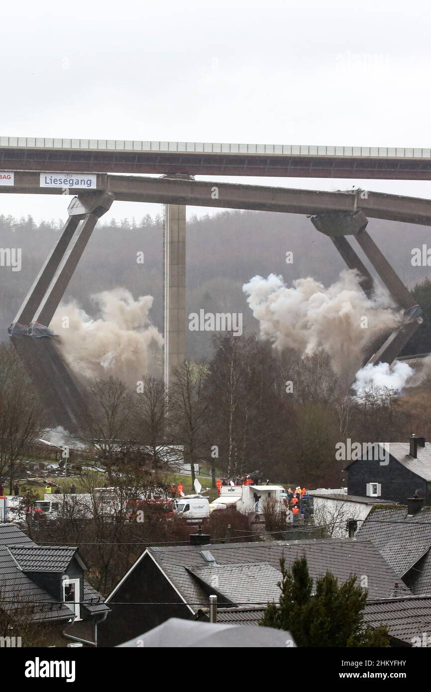 Wilnsdorf, Germany. 06th Feb, 2022. The Rinsdorf viaduct on the A45 freeway between the Siegen Süd and Wilnsdorf junctions is blown up. Part of the new bridge system stands next to it. 120 kilograms of explosives successfully brought down the 500-meter-long and 70-meter-high viaduct on the A45 autobahn. Credit: Rene Traut/dpa/Alamy Live News Stock Photo