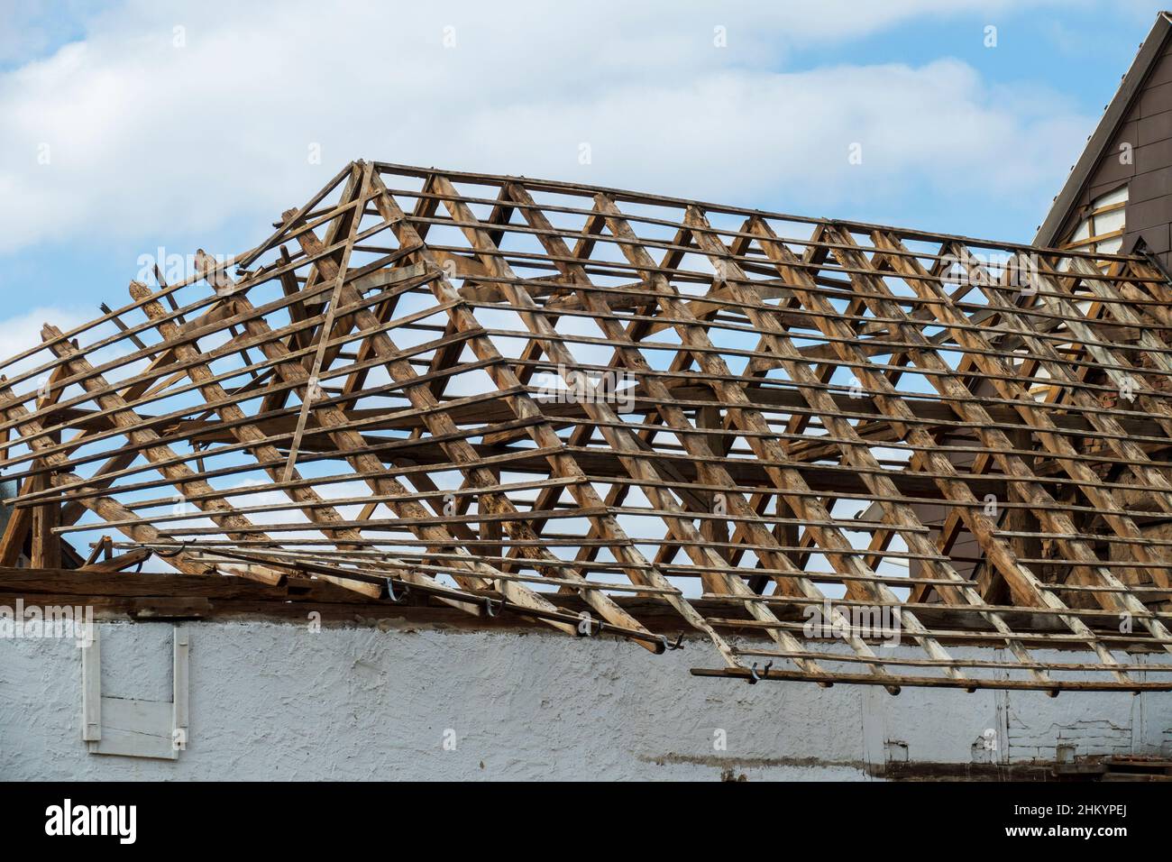 Ein altes Haus vom Orkan zerstört wird abgerissen Stock Photo