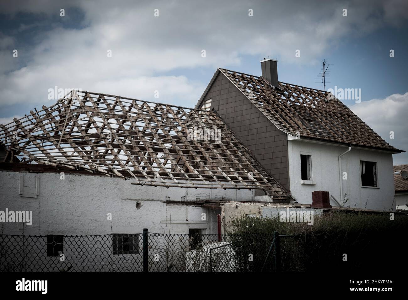Ein altes Haus vom Orkan zerstört wird abgerissen Stock Photo