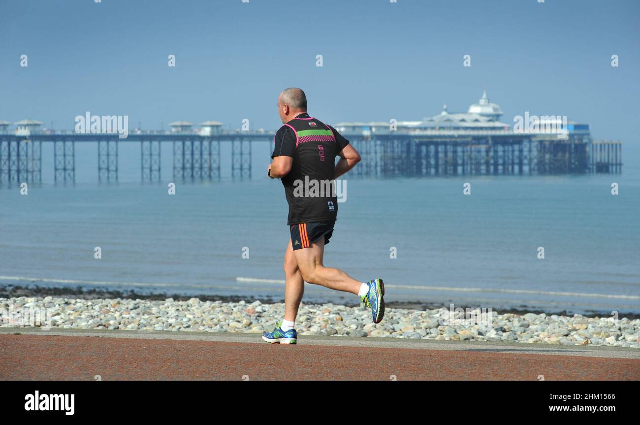 RUNNER ON THE SEAFRONT AT LLANDUDNO NORTH WEST WALES RE EXERCISE FITNESS HEALTH HEALTHY LIFESTYLE ETC UK Stock Photo