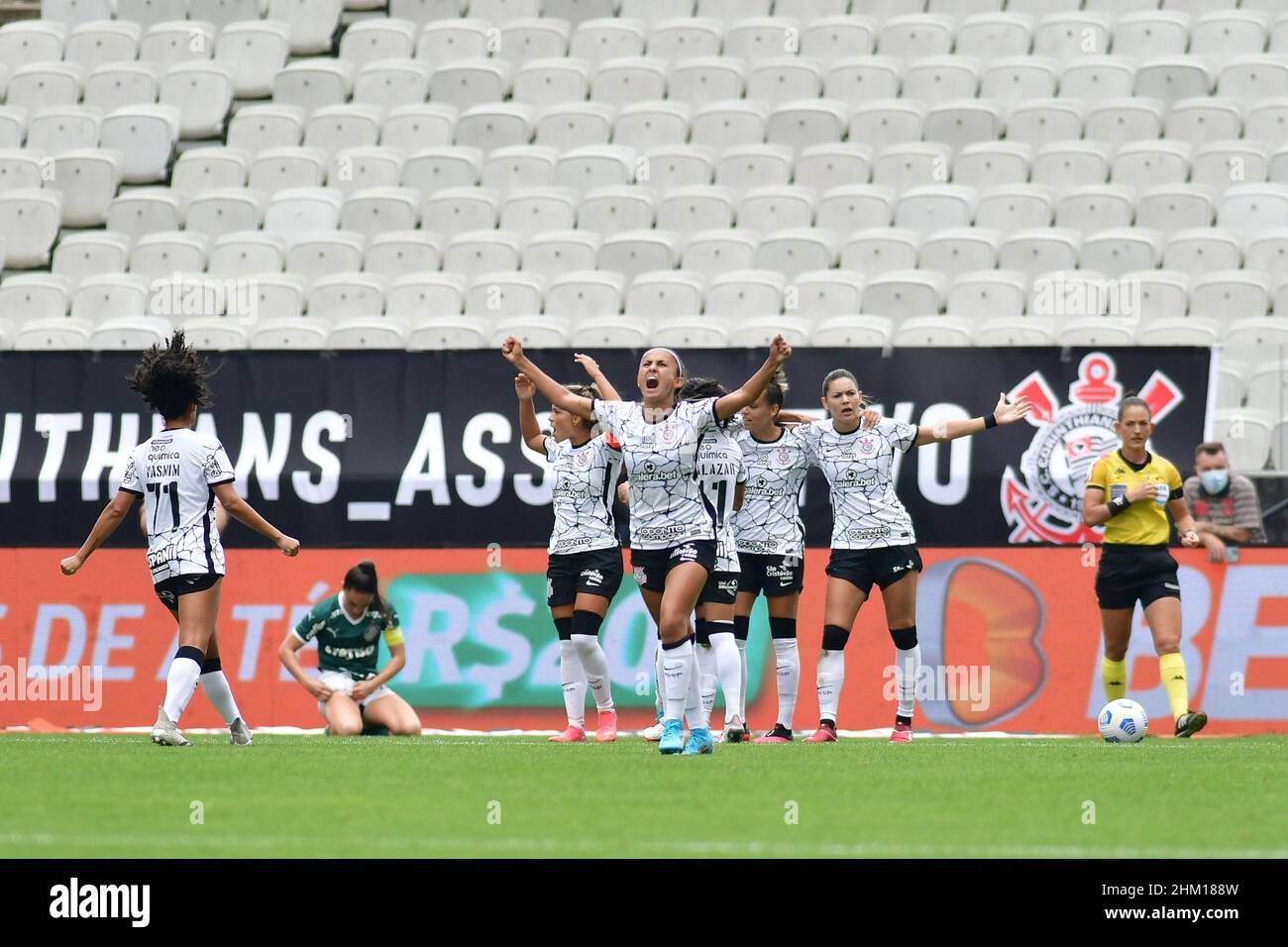 February 6, 2022, Sao Paulo, Sao Paulo/SP, Brazil: SAO PAULO/SP - FEBRUARY 6: Tamires of Corinthians and her teammates celebrate after scoring a goal during the Women's Supercopa do Brasil 2022 match between Corinthians and Palmeiras at Neo Quimica Arena on February 6, 2022 in Sao Paulo, Brazil. (Credit Image: © Leandro Bernardes/PX Imagens via ZUMA Press Wire) Stock Photo