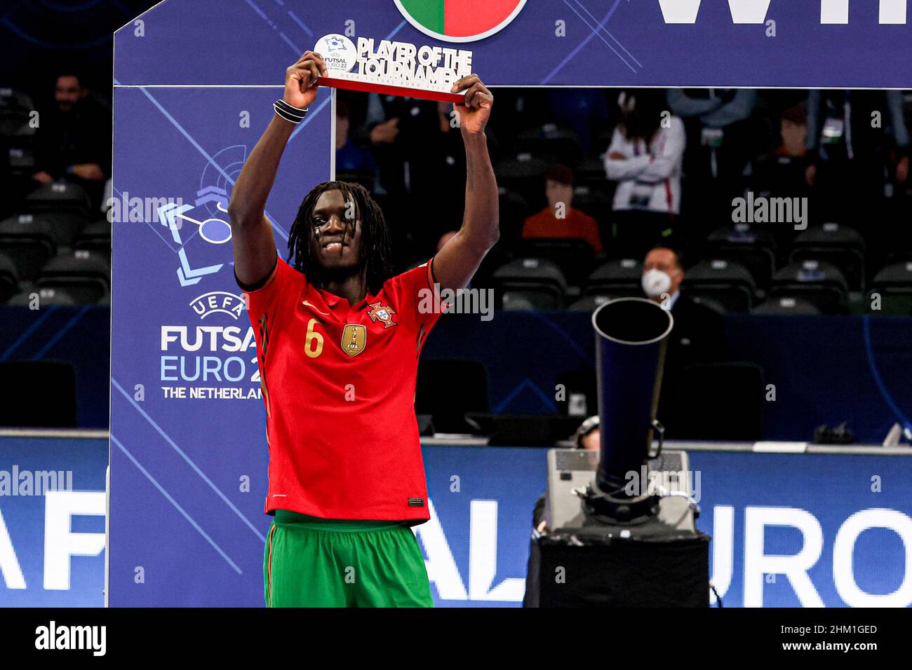 Zicky Té eleito o melhor jogador do Europeu de futsal