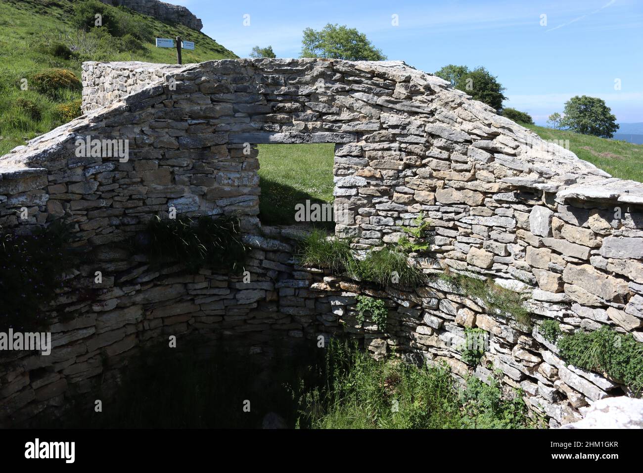 Historical history ruined stone building hi-res stock photography and ...