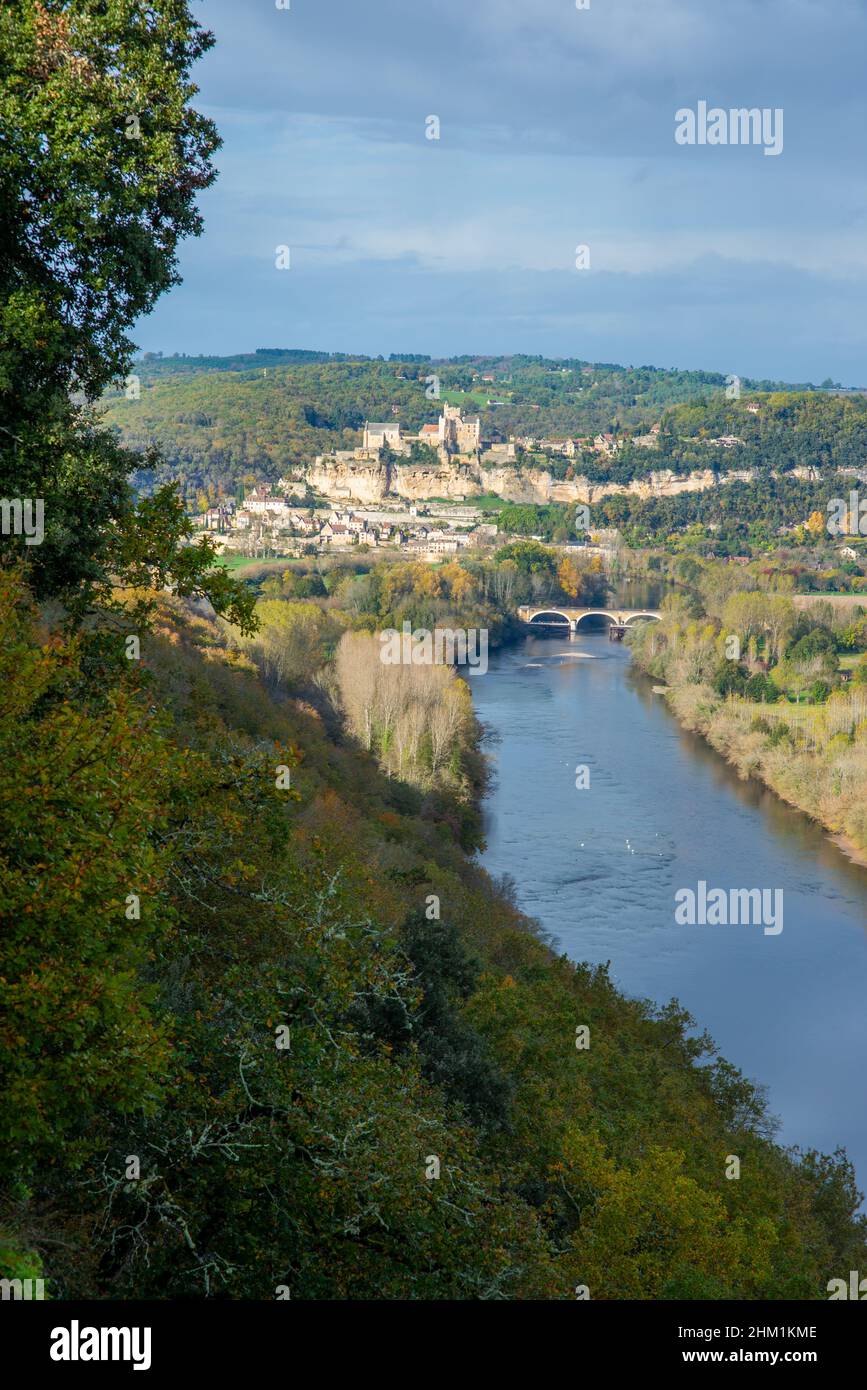 The town and the castel of Beynac seen from the Castelnaud fortress. Taken in Perigord, France, on a sunny autumn afternoon Stock Photo