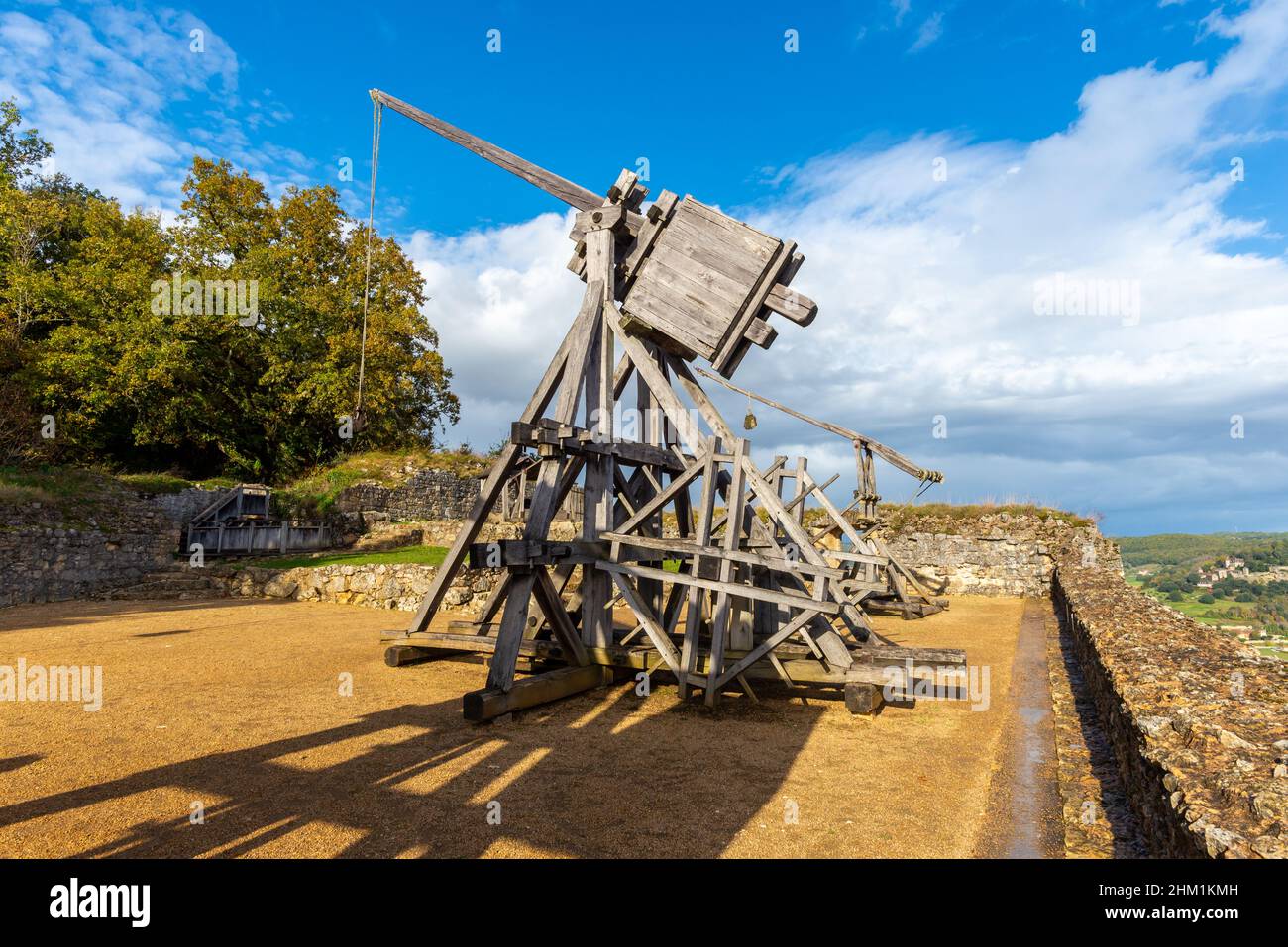 A medieval war catapult located in the Castelnaud fortress. Taken in Perigord, France, on a sunny autumn afternoon Stock Photo