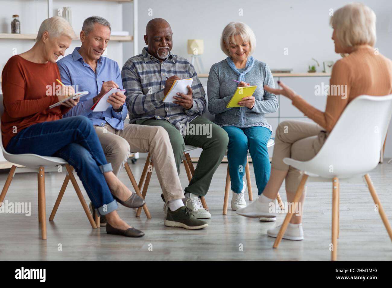 Group of elderly women sitting hi-res stock photography and images - Alamy