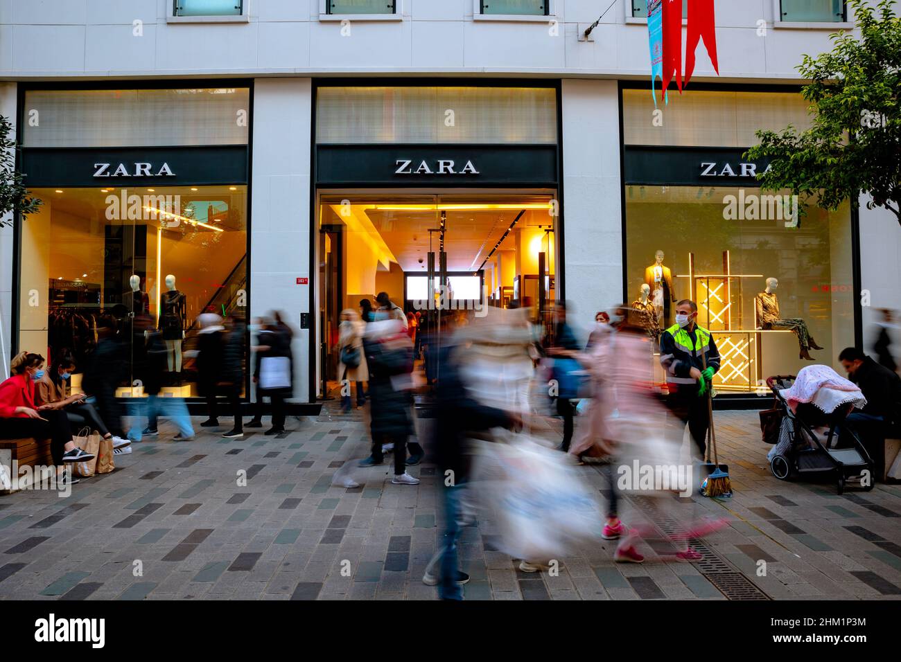 Zara street shop with motion of people. Istanbul Turkey - 11.13.2021 Stock  Photo - Alamy
