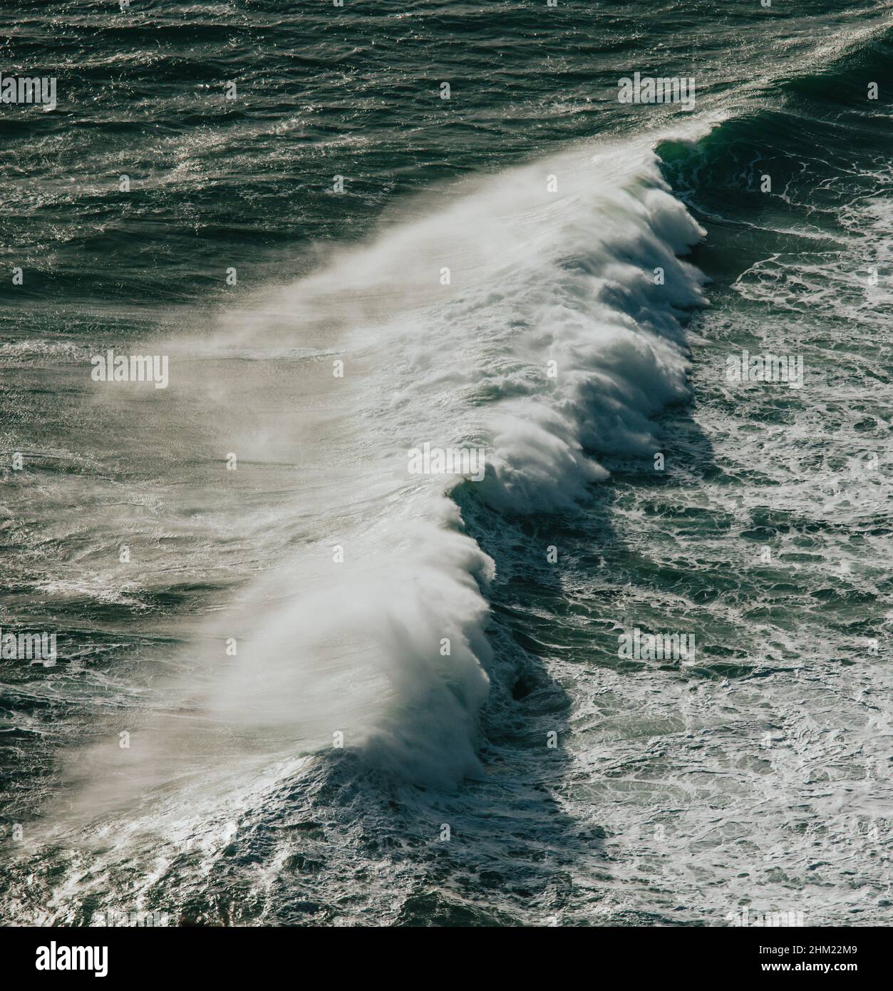 List 99+ Pictures waves in the middle of the ocean Sharp