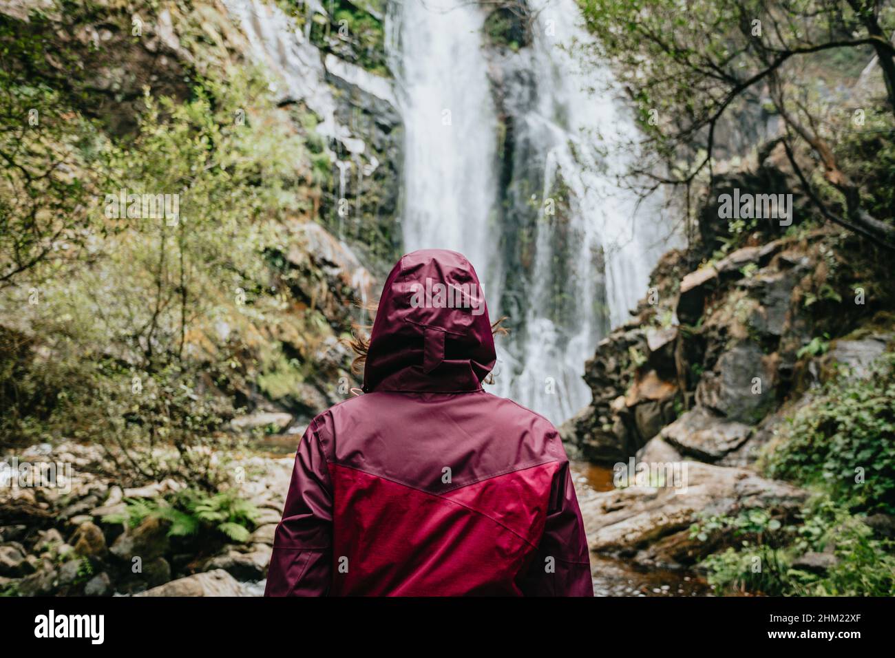Female hiker in front of waterfall hi-res stock photography and images ...