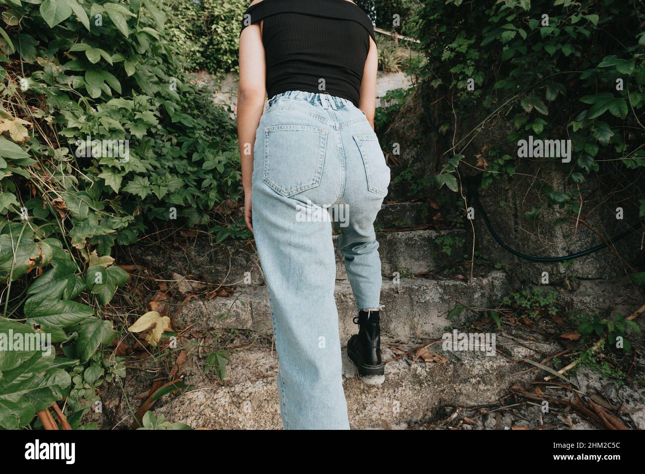 Mom jeans woman hi-res stock photography and images - Alamy