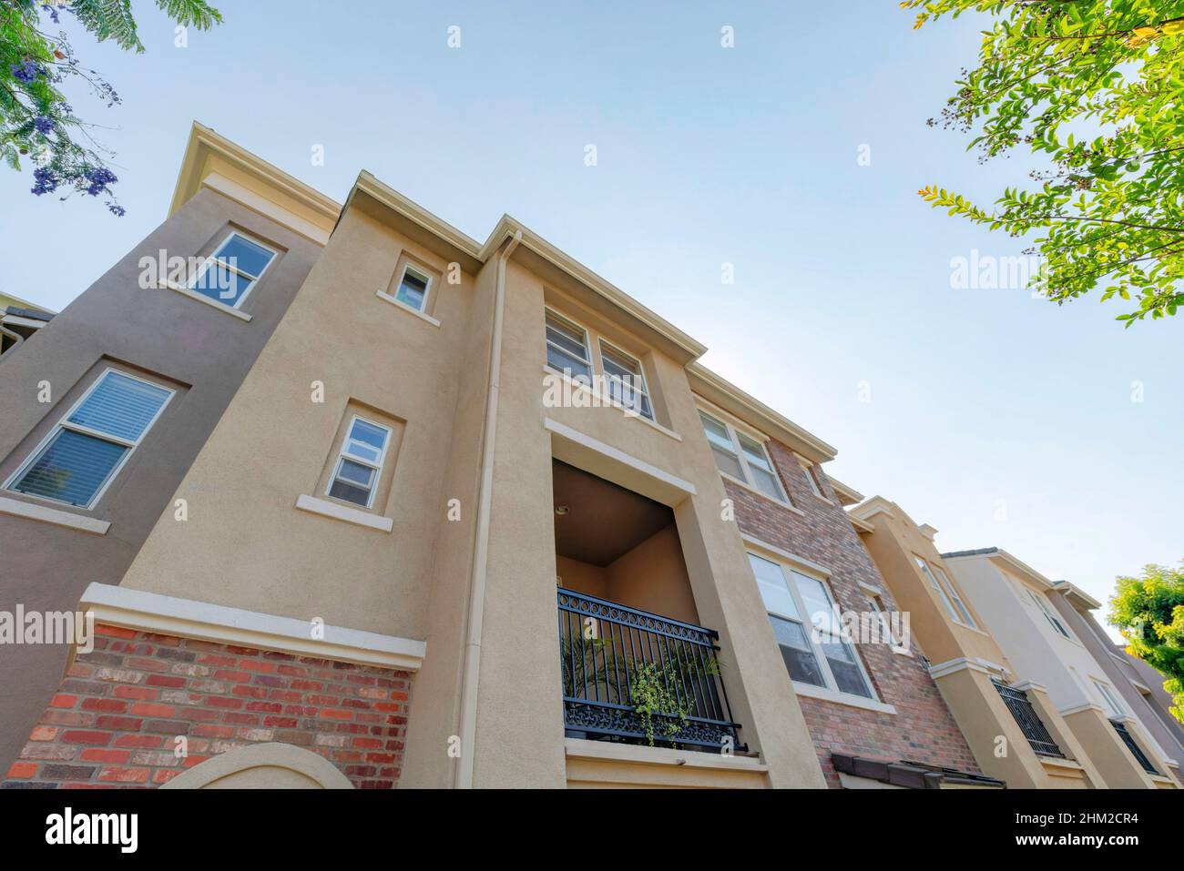 Low rise apartment building exterior at San Marcos, California Stock Photo Alamy