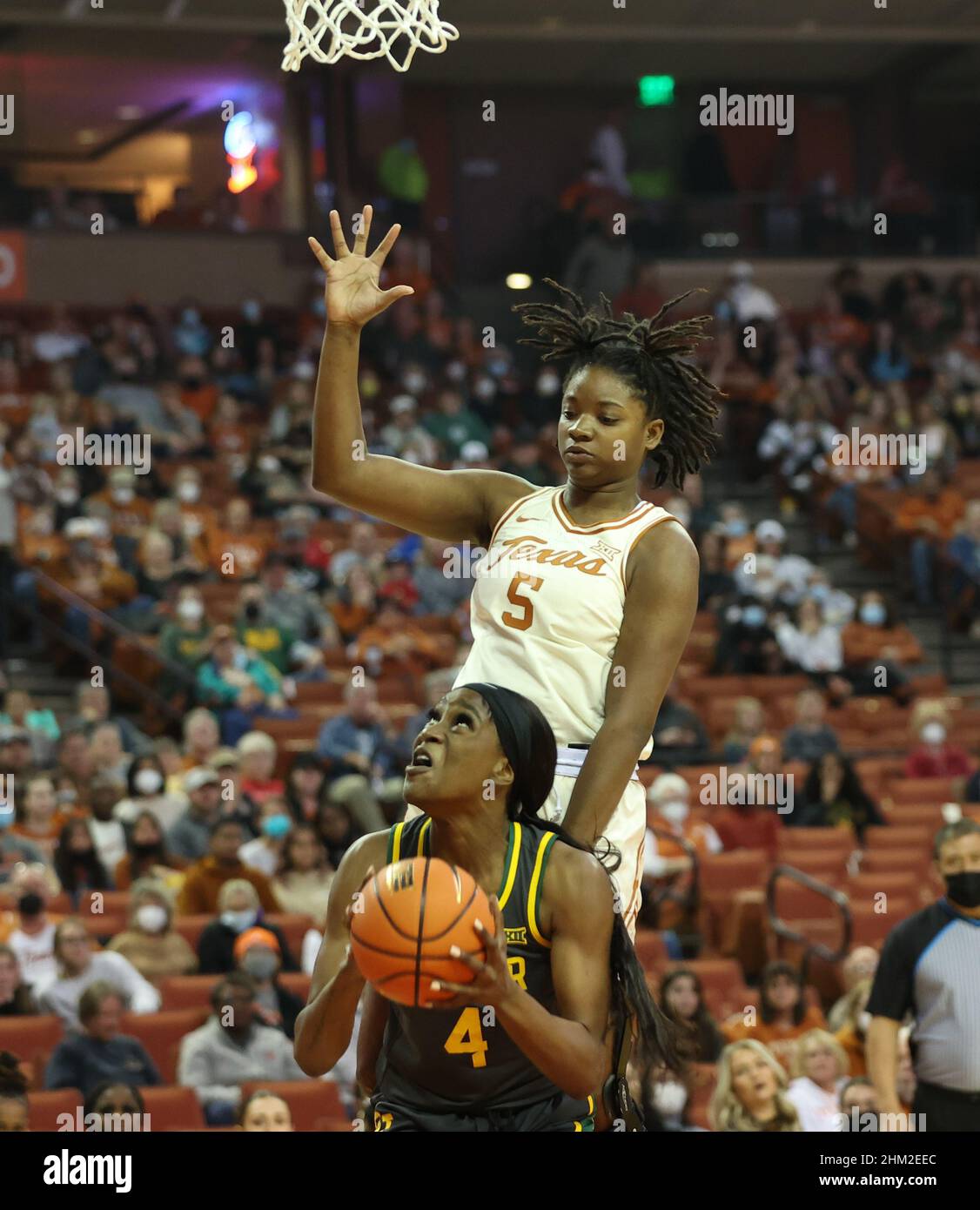 February 6, 2022: Baylor Lady Bears center Queen Egbo (4) looks for a shot under the basket against Texas Longhorns forward DeYona Gaston (5) during an NCAA women's basketball game on February 6, 2022 in Austin, Texas. (Credit Image: © Scott Coleman/ZUMA Press Wire) Stock Photo