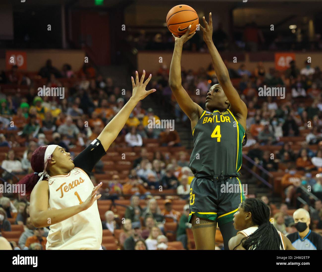 February 6, 2022: Baylor Lady Bears center Queen Egbo (4) shoots a jump shot during an NCAA women's basketball game on February 6, 2022 in Austin, Texas. (Credit Image: © Scott Coleman/ZUMA Press Wire) Stock Photo