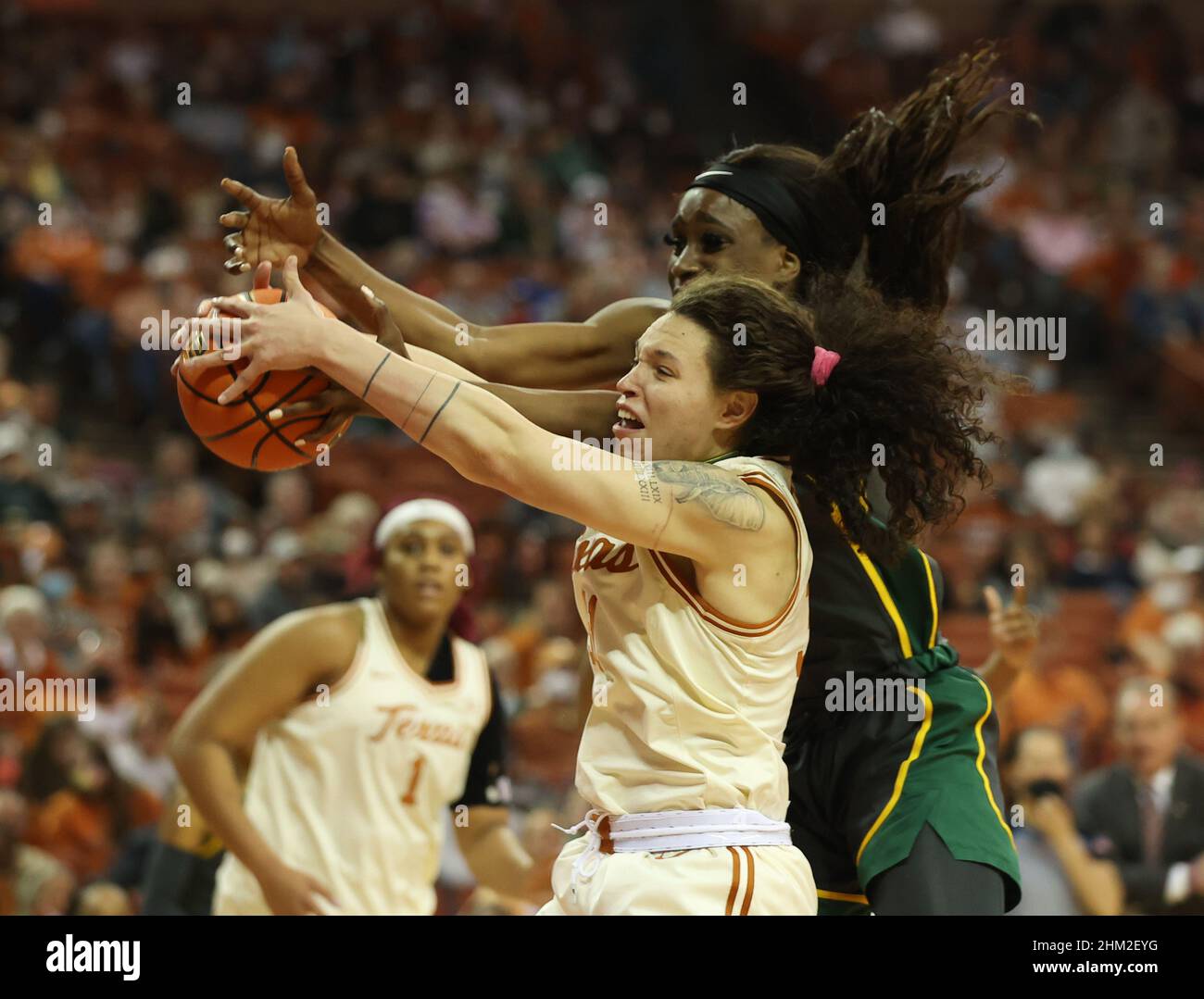 February 6, 2022: Texas Longhorns guard Audrey Warren (31) works against Baylor Lady Bears center Queen Egbo (4) for a rebound during an NCAA women's basketball game on February 6, 2022 in Austin, Texas. (Credit Image: © Scott Coleman/ZUMA Press Wire) Stock Photo