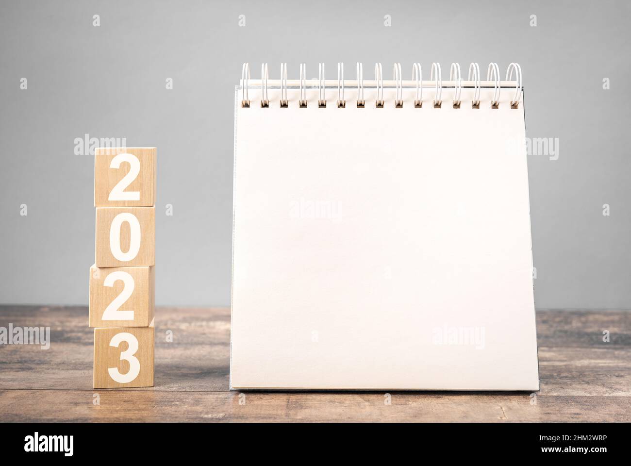 2023 mockup notepad. 2023 cubes wooden table background. New Year. plans for 2023, space for your text on notepad, mockup calendar on wooden desk, gra Stock Photo