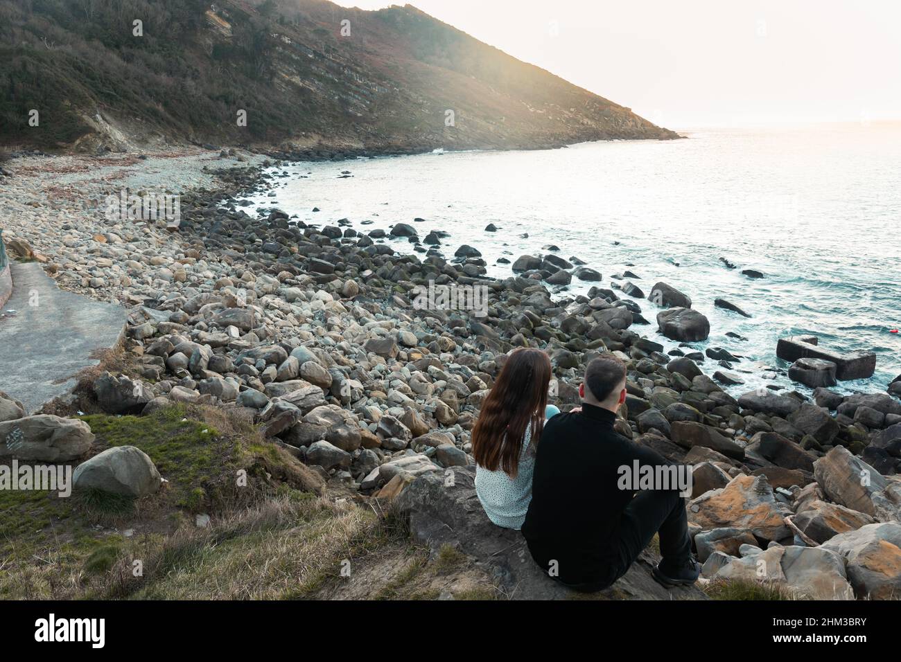 Couple watching sunset on the beach hi-res stock photography and images ...