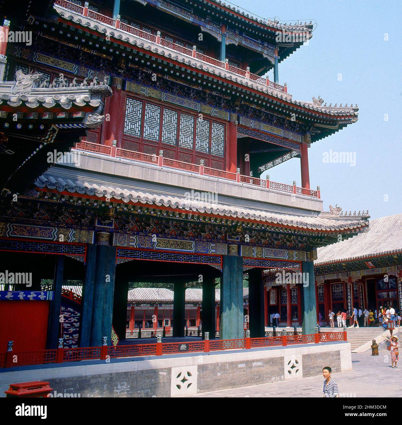PABELLON DE LA OPERA Y AL LADO EL DE LA EMPERATRIZ-DINASTIA QUING. Location: SOMMERPALAIS. Peking. China. Stock Photo