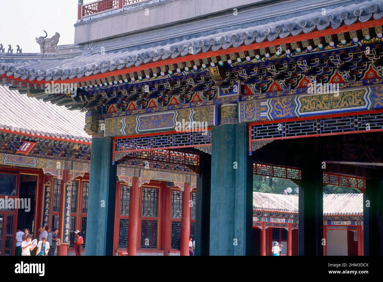 PABELLON DE LA OPERA Y AL LADO EL PABELLON REAL -DINASTIA QUING. Location: SOMMERPALAIS. Peking. China. Stock Photo