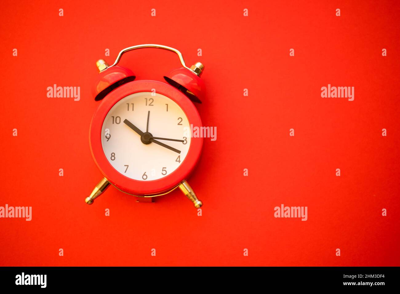 new red round clock on red table, top view, copy space Stock Photo - Alamy