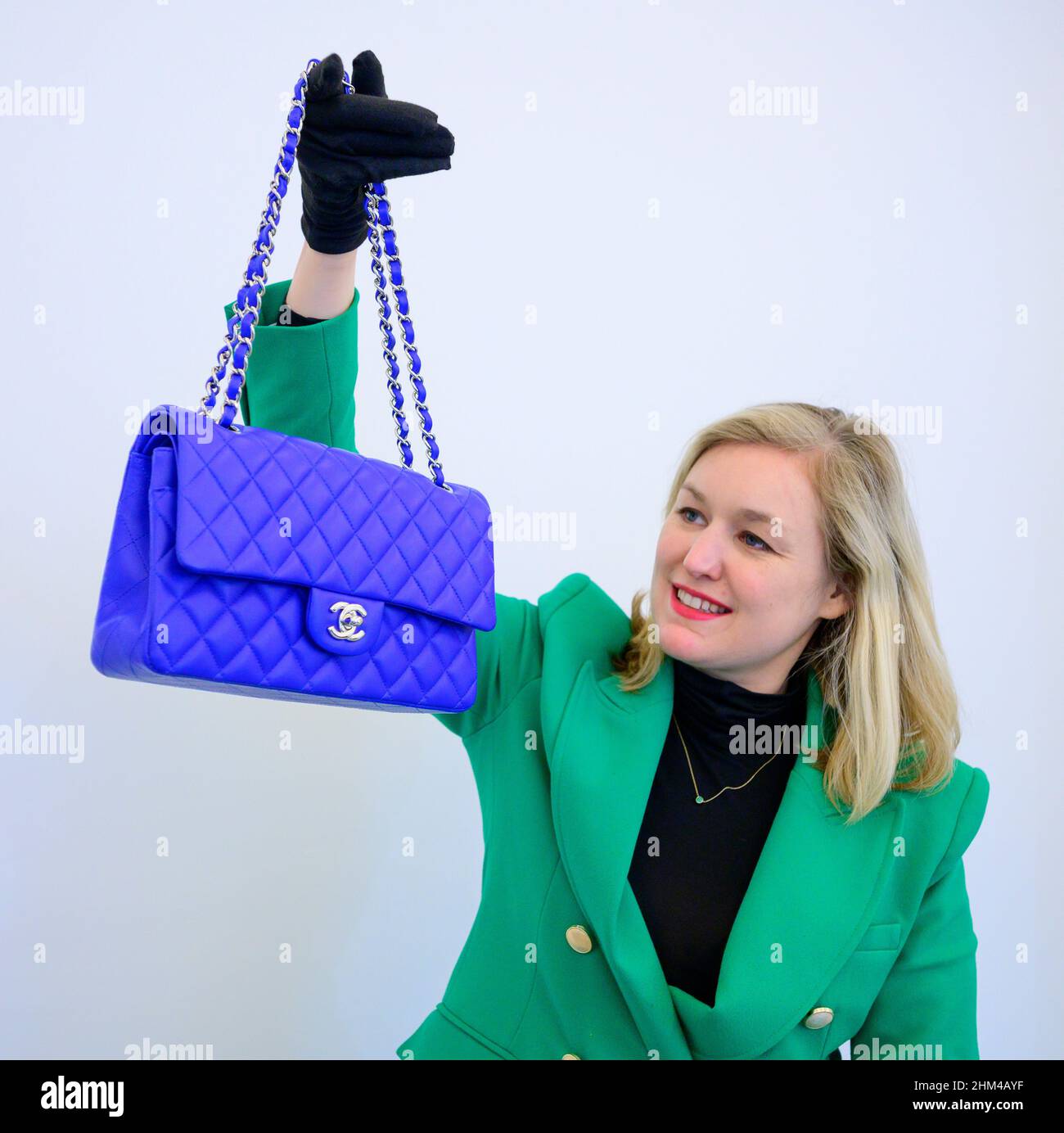 Blue chanel bag with fur hi-res stock photography and images - Alamy