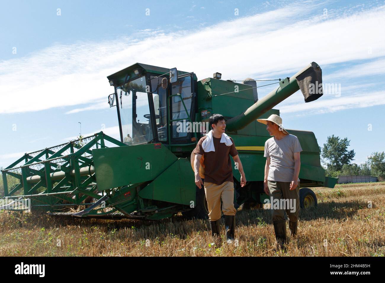 Realize mechanized harvesting in the fields of farmers Stock Photo Alamy