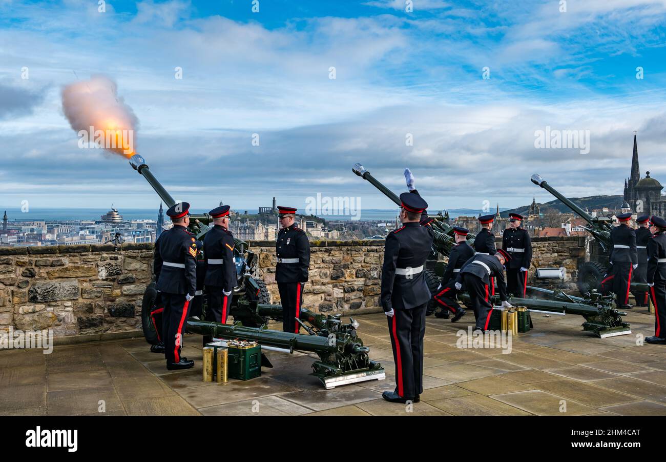Edinburgh Castle, Edinburgh, Scotland, United Kingdom, 07 February 2022. 21 Gun Salute Accession to the Throne: The salute marks the accession of Queen Elizabeth II to the throne on 6th February 1952, 70 years ago: a platinum Jubilee.  The reservists 105th Regiment Royal Artillery fire the guns Stock Photo