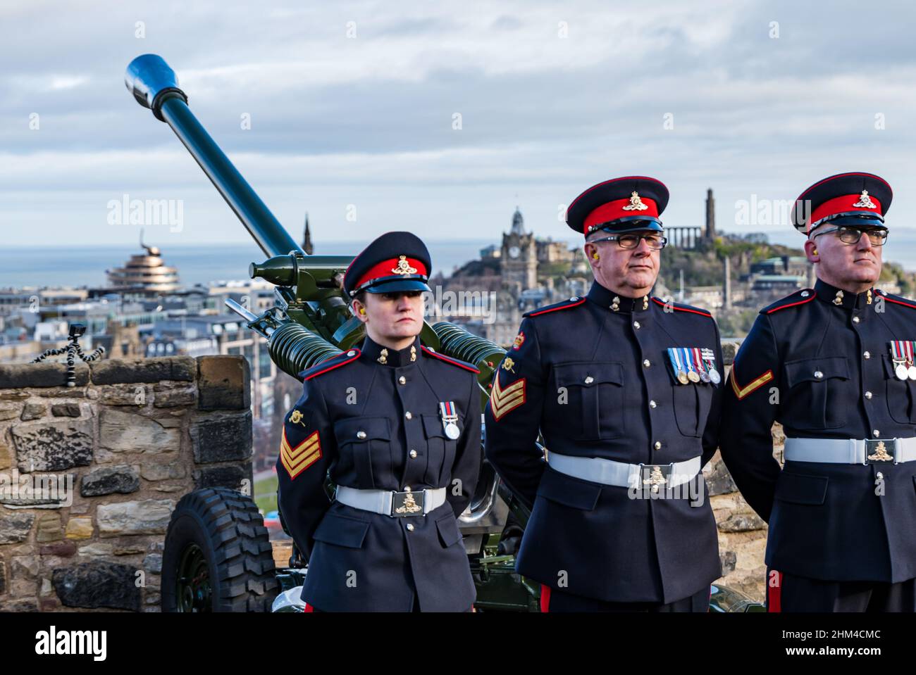 Edinburgh Castle, Edinburgh, Scotland, United Kingdom, 07 February 2022. 21 Gun Salute Accession to the Throne: The salute marks the accession of Queen Elizabeth II to the throne on 6th February 1952, 70 years ago: a platinum Jubilee.  The reservists 105th Regiment Royal Artillery fire the guns Stock Photo