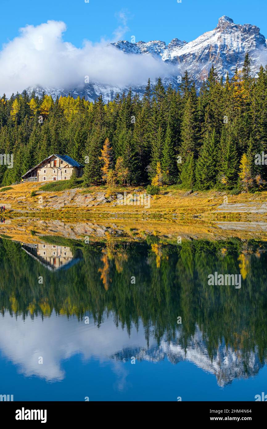 La casa riflessa in  Autunno al lago Palù, italia  Europa Stock Photo